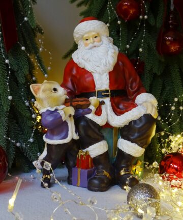 Figurka_swiąteczna_Mikołaj_z _kotkiem_ grającym_na_skrzypcach_urocza_ozdoba_bozonarodzeniowa_ z_zywicy