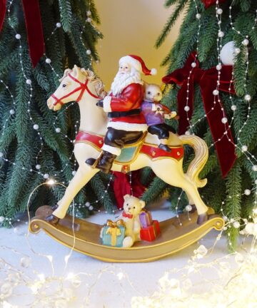 figurka-swiateczna-mikolaj-na-koniku-bujanym-z-kotkiem-i-misiem-ozdoba-bozonarodzeniowa-z-zywicy