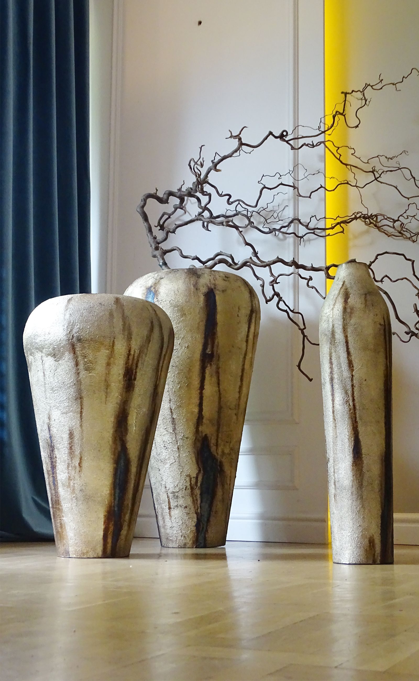 Dekoracja do domu -Nowoczesny wazon metalowy w odcieniach złota i brązu z delikatnym błękitem – stylowa ozdoba do wnętrz - obrazek 2