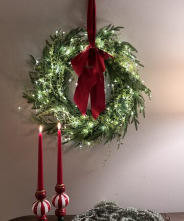 swiateczny_wianek_na_drzwi_z_czerwona_kokarda