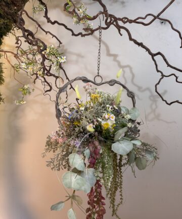 dekoracja_do_okna_wisząca_kompozycja_z_sztucznych_kwiatów_ozdoba_okienna_boho_w_metalowym_sercu