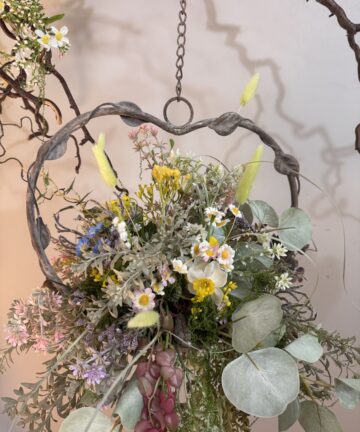 dekoracja_do_okna_wisząca_kompozycja_z_sztucznych_kwiatów_ozdoba_okienna_boho_w_metalowym_sercu