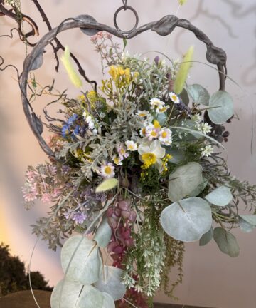 dekoracja_do_okna_wisząca_kompozycja_z_sztucznych_kwiatów_ozdoba_okienna_boho_w_metalowym_sercu